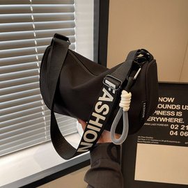 Torebka z szerokim paskiem – modna i praktyczna